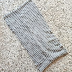 H&M gray knit scarf